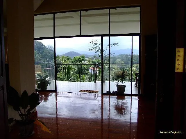Kandy Sunrise 0*,